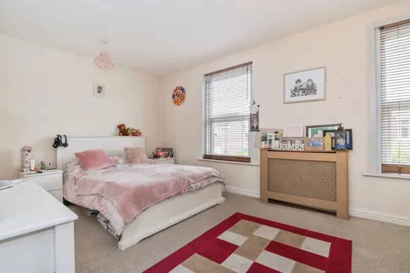 Spacious 3 Bed Semi Detached House Near Sholing Train Station