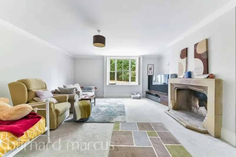 Large 1 Bed Apartment near Epsom Town Centre