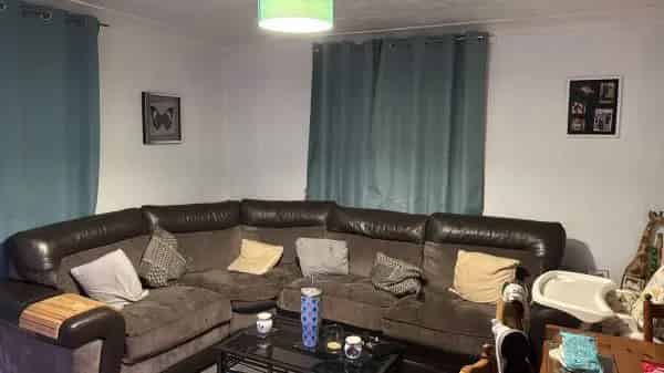 Spacious 2-Bed Flat Near Shops and Schools