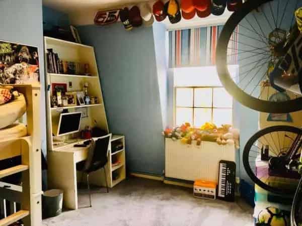 Spacious 2 Double Bed Flat near Park - Top Floor, Lift, Resident Parking
