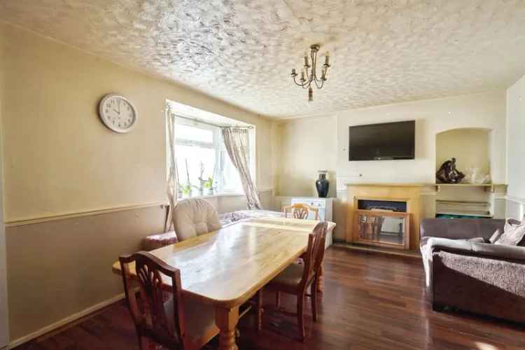 Three Bedroom End Terrace House A13 Near Schools Amenities