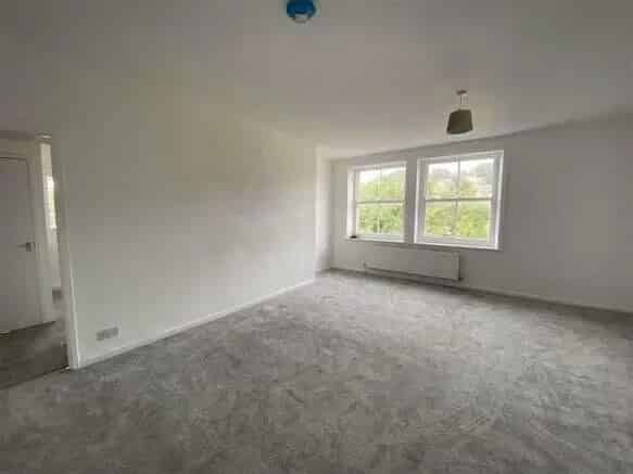 2 Bedroom Flat to Rent Huddersfield HD1 Near University and Amenities