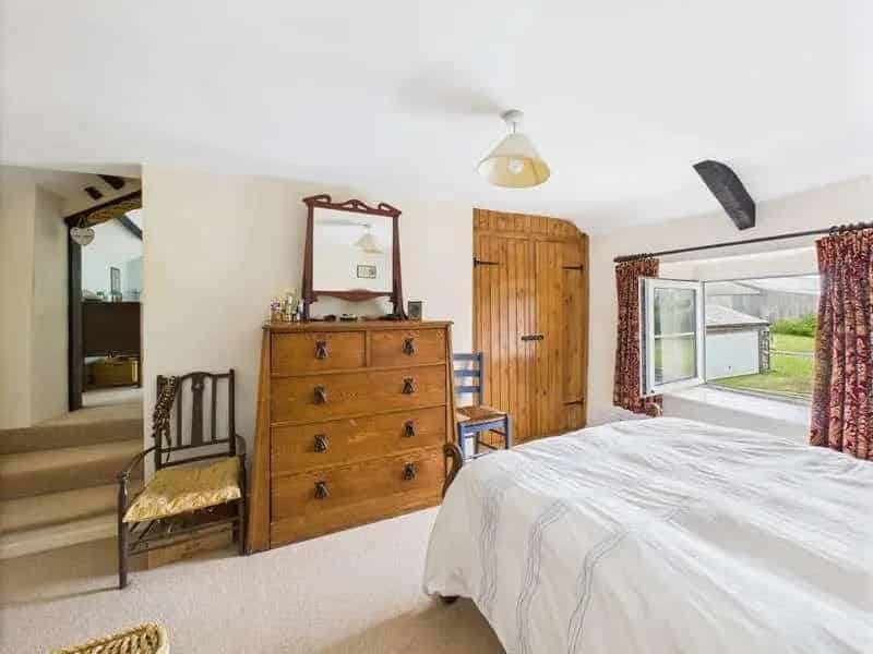 4 Bed House for Sale with Detached Barn