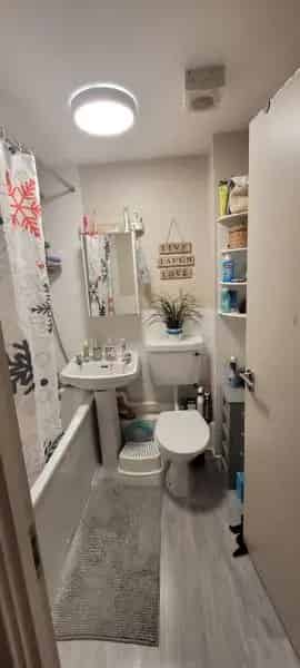 2 Bed 1 Bath House with Garden and Driveway Near Schools and Shops