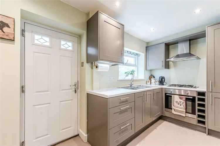 Grade II Listed Stone Terrace House Near Train Station