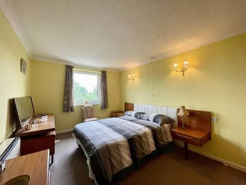 2 Bed Retirement Apartment Thorpe Bay - No Onward Chain