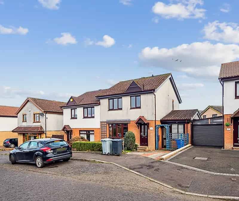 3-Bedroom Semi-Detached Villa in Law Village