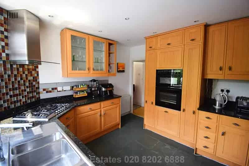 4 Bedroom Semi-Detached House to Rent Near Hendon Central Station