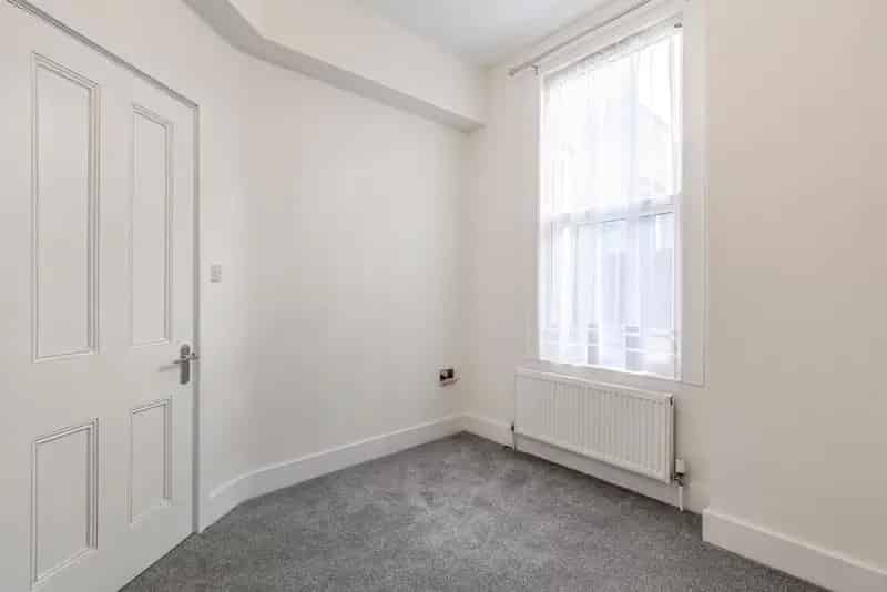 Spacious 3-Bedroom Flat with Private Garden - Newly Refurbished