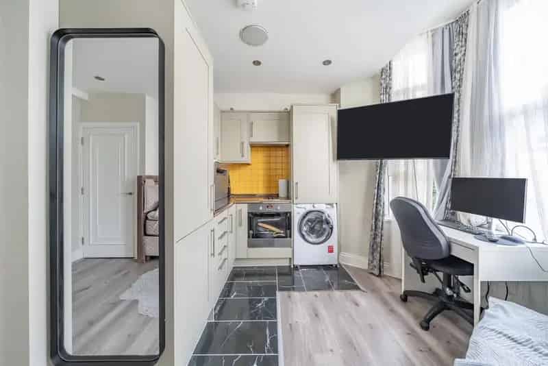 Victorian Studio Flat High Ceilings Natural Light Share of Freehold