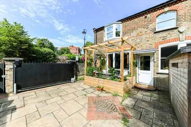 3 Bedroom Detached House for Sale Belsize Lane Belsize Park London NW3
