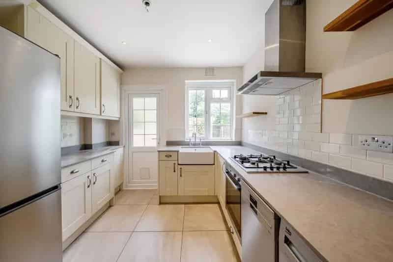 Two Bedroom Maisonette Near Wimbledon Chase Primary School