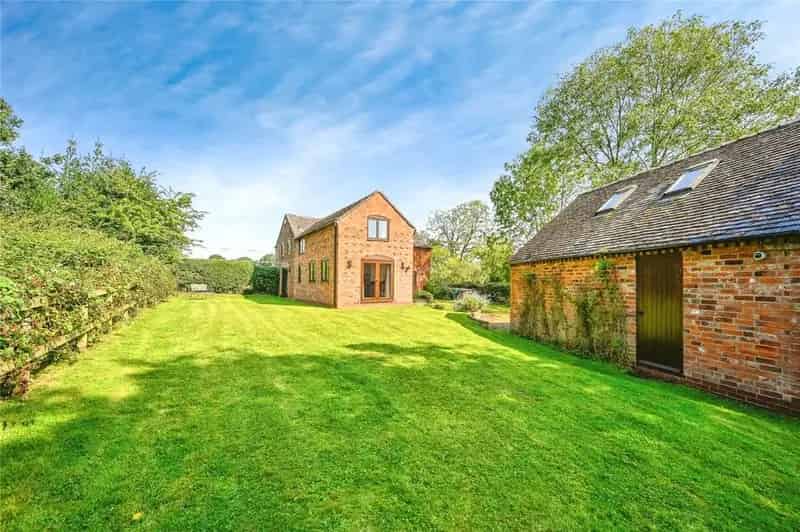 4 Bedroom Barn Conversion Staffordshire