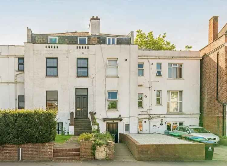 Refurbished Studio Apartment with Private Garden in Surbiton