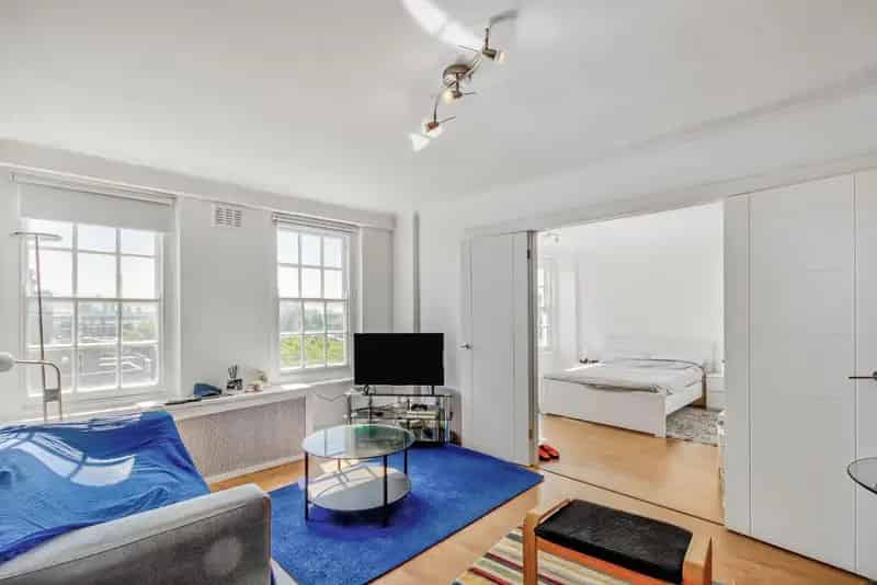 Spacious One Double Bedroom Flat Top Floor 24 Hour Porter