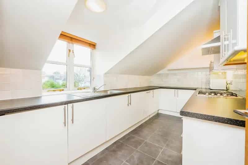Modern 2-Bed Duplex Apartment with Balcony and Parking