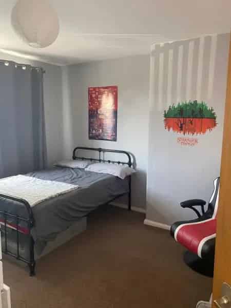Large 2 Bed House 3 Bedroom Potential Garden Driveway