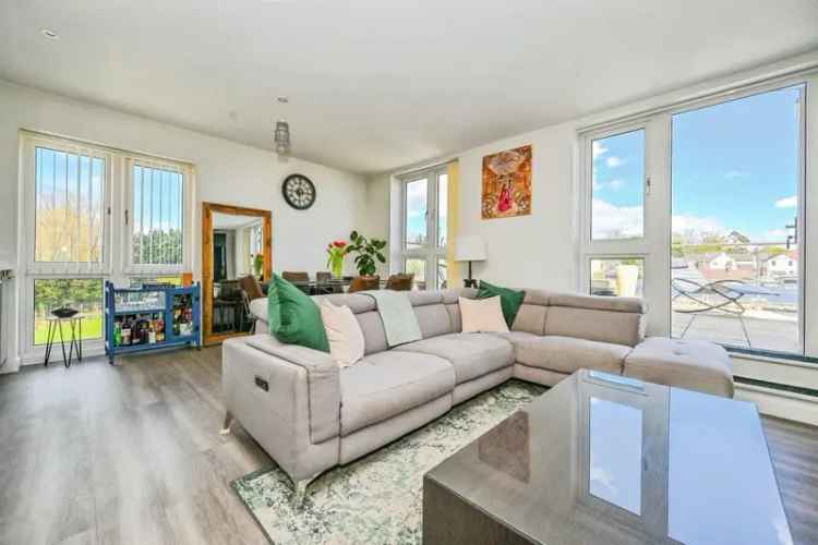 Two Bedroom Penthouse Apartment with Private Roof Terrace Near Apsley Station