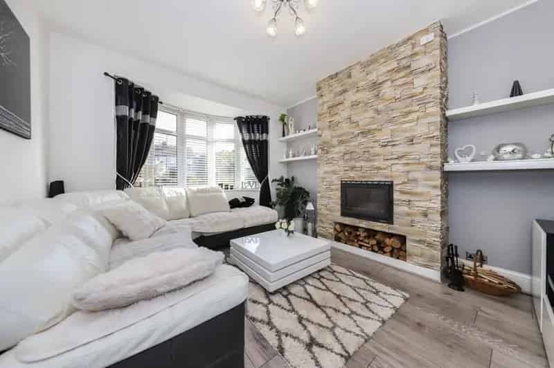 Three Bedroom Semi-Detached Home with Garage and Garden
