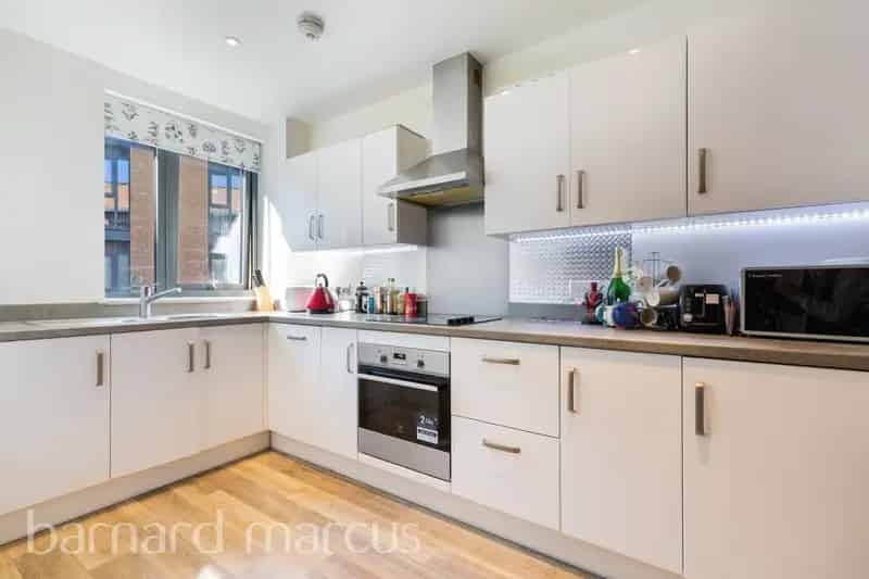 2 Bed Flat with Balcony and Roof Garden Near Sutton Station