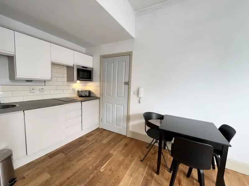 Studio Flat To Rent Poplar Inclusive of Water and Internet