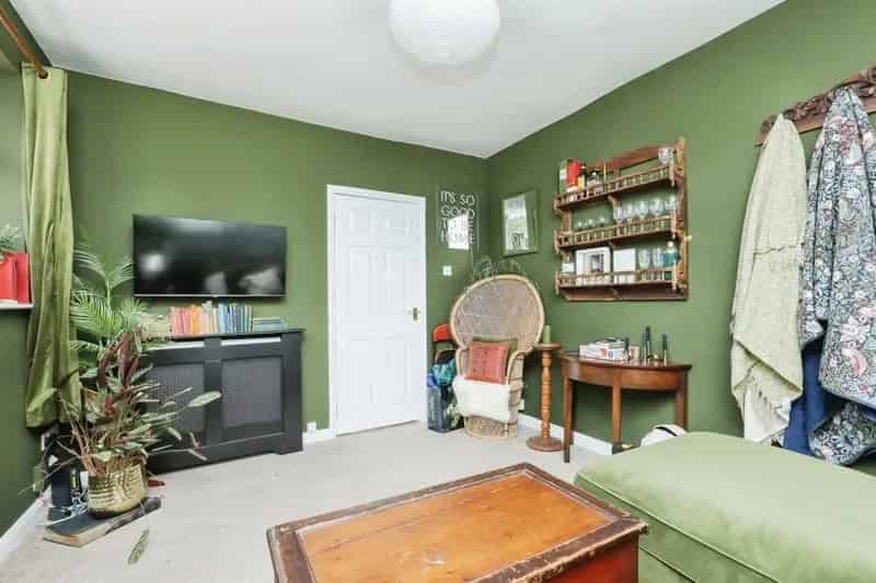 2 Bed House with Parking and Private Garden