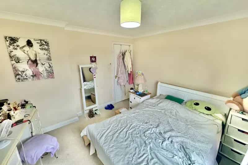 Ground Floor Flat Communal Gardens Parking Double Bedroom