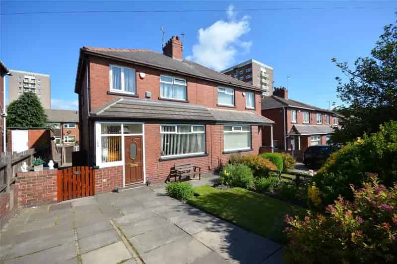 3 Bedroom Semi Detached House Near Amenities and Transport Links