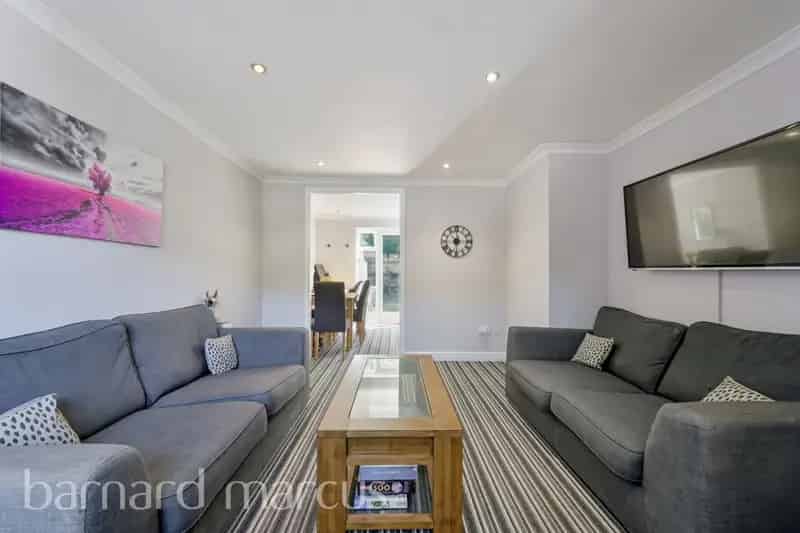 Three Bedroom House in SW19 Near Colliers Wood and Tooting