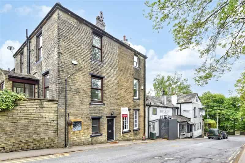 Spacious 3-Floor Period House with New Kitchen and Garden