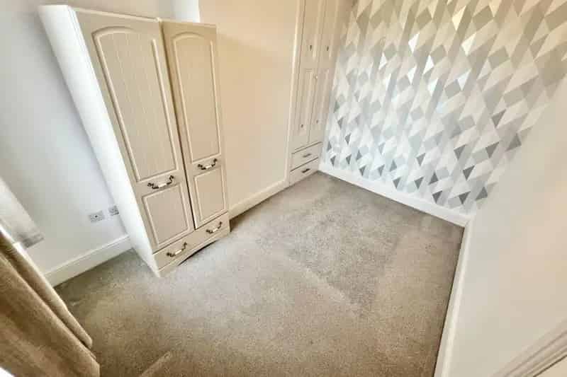 Spacious 3-Bed House with Refurbished Kitchen and Zero Deposit Guarantee