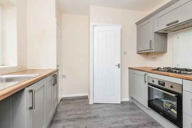 Three Bedroom Detached House with Garage and Garden