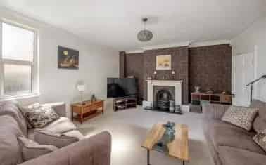 Spacious Six-Bedroom Victorian Townhouse in Taunton