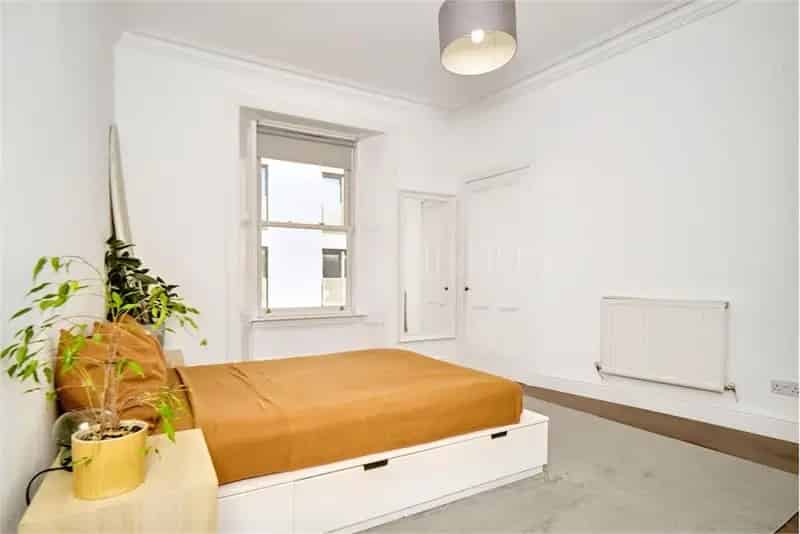 2 Bed Flat - First Floor with 1 Reception Room