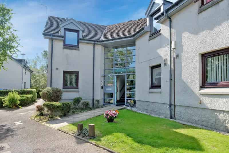 Newly Renovated One Bedroom Flat for Over 55s with Parking