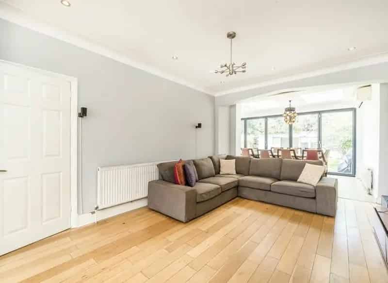 Spacious 5-6 Bedroom Family Home with Large Garden and Outbuilding