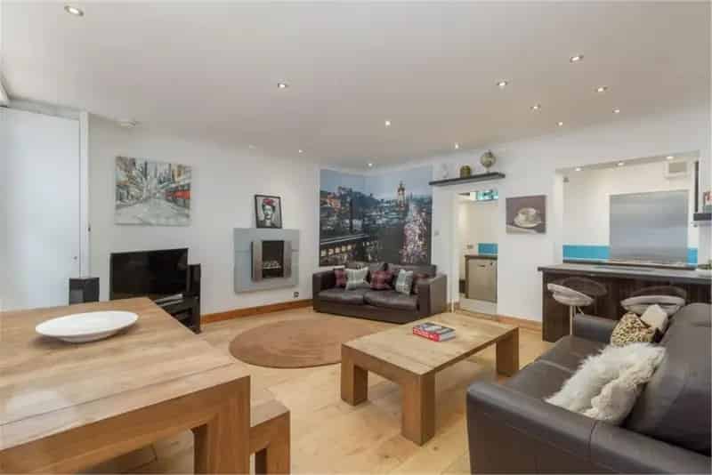 2 Bed Flat Maindoor with 1 Reception Room in A-Listed Building