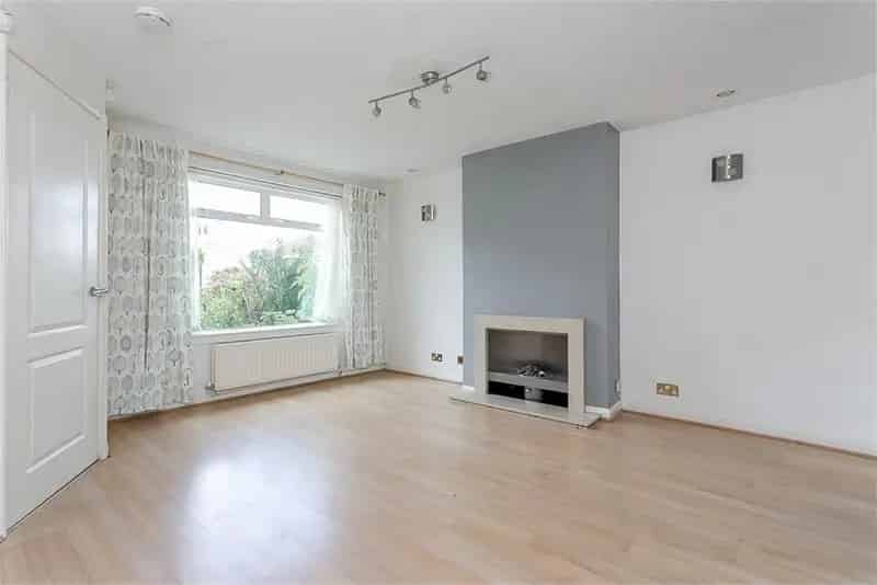 3 Bed Semi-Detached House with Garden and Garage