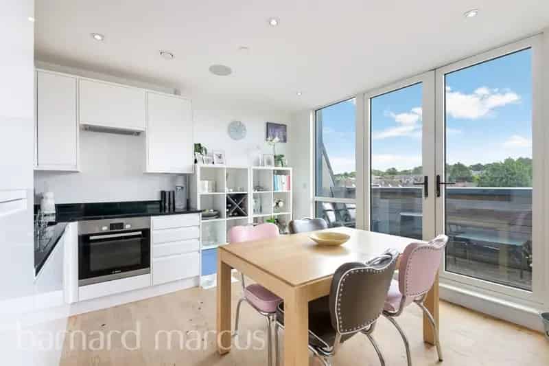 Croydon Central Apartment Near Restaurants and Stations