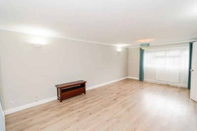 Three Bedroom Apartment with Private Garden Romsey