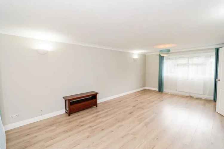 Three Bedroom Apartment with Private Garden Romsey