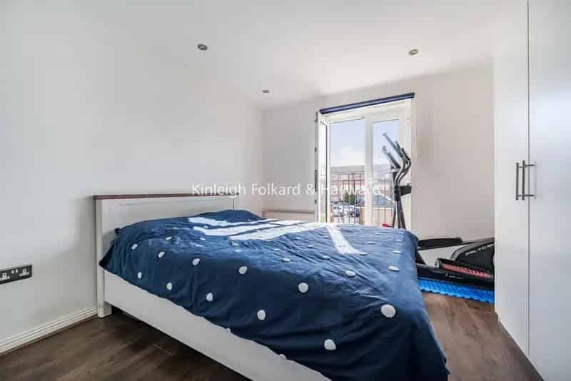Stylish Two Bedroom Apartment with Gated Parking