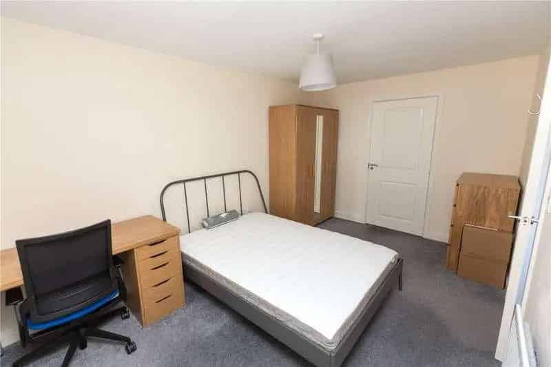 5 bed house for sale