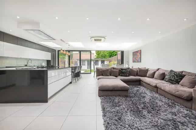5 Bedroom Semi-Detached House for Sale in London