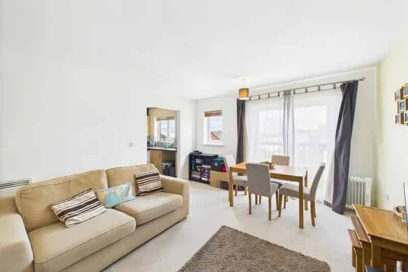 2 Bedroom Flat For Sale Modern Apartment with Parking