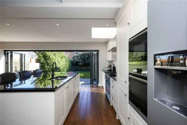 5 Bedroom Semi-Detached House for Sale in London W3