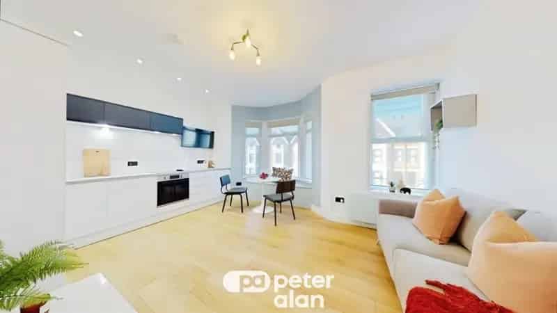 1 Bedroom Furnished Flat Garden Access Modern Bathroom EPC C