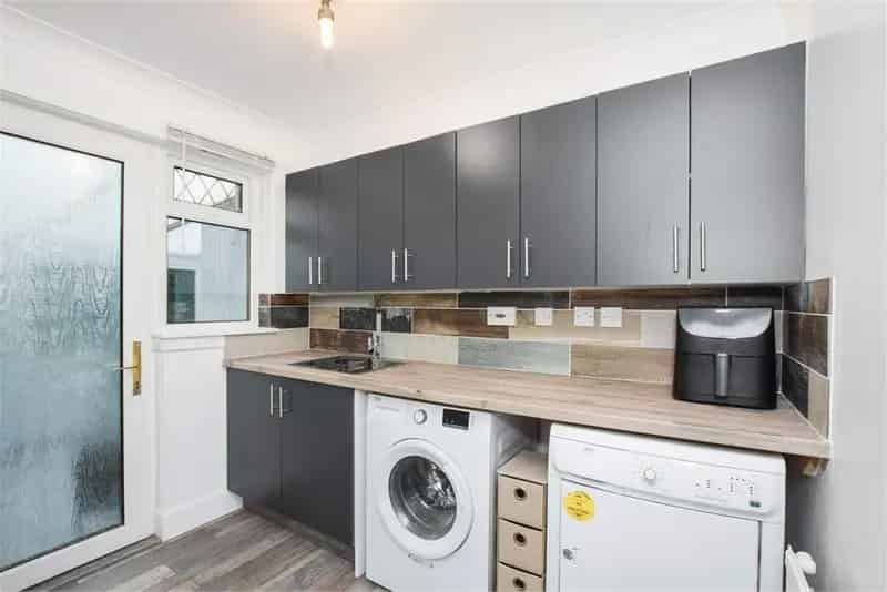 3 Bed Detached House with 3 Reception Rooms and Lift