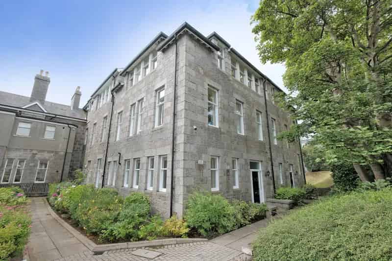 2 Bed Executive Apartment in Gated West End Development