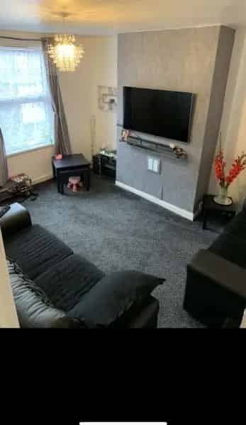 2 Bedroom House Near Shops and Schools